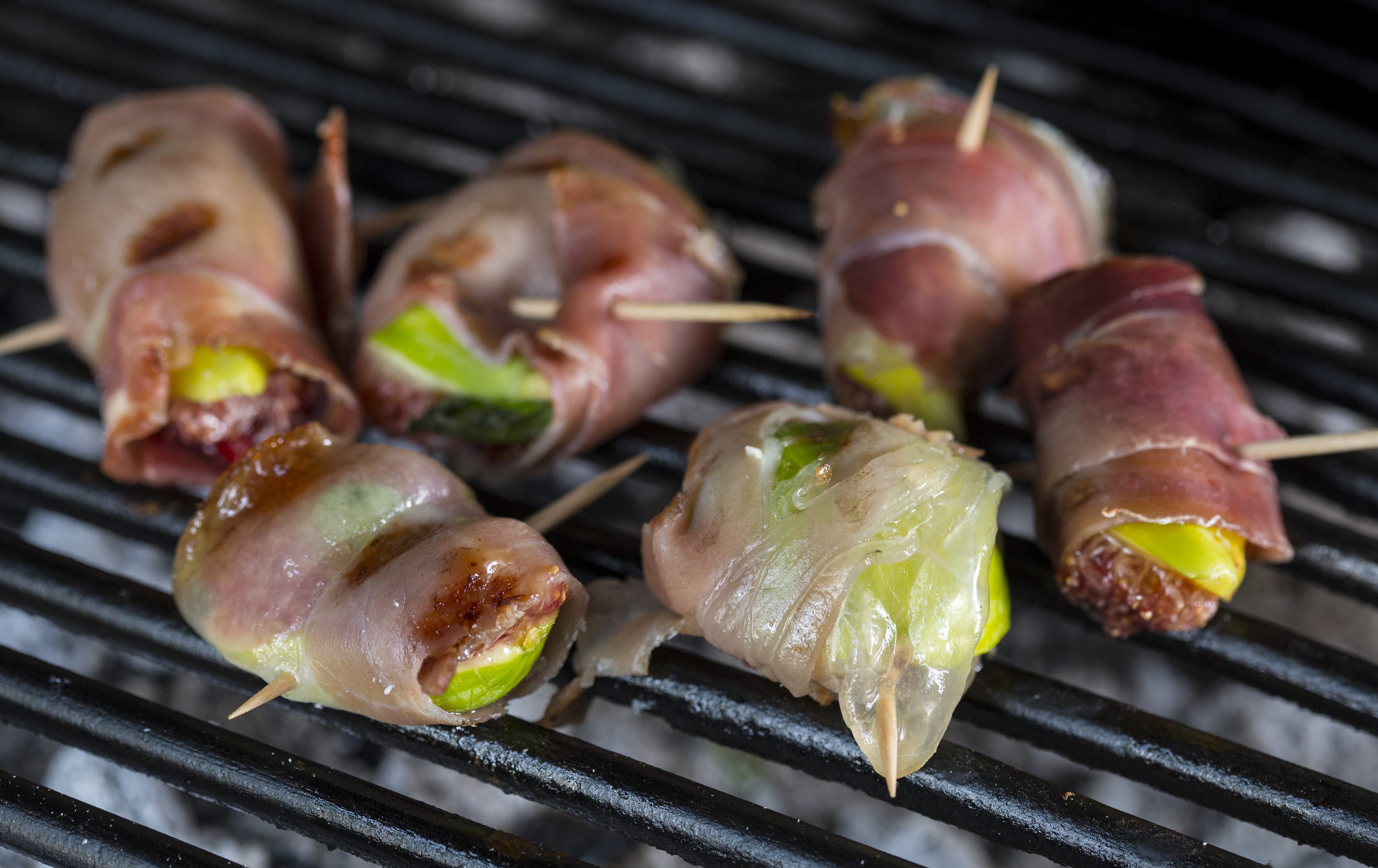 Makarska,160817.
Trubac Stipe Madjor Bozinovic priprema  rostilj i salsu od pomidora za prijatelje iz grupe Pavel i Vatra i clanove njihove obitelji.
Na fotografiji: Svjeze smokve sa sirom , bosiljkom i kajenskom paprikom obavijene prsutom.
Foto: Bozidar Vukicevic / CROPIX
